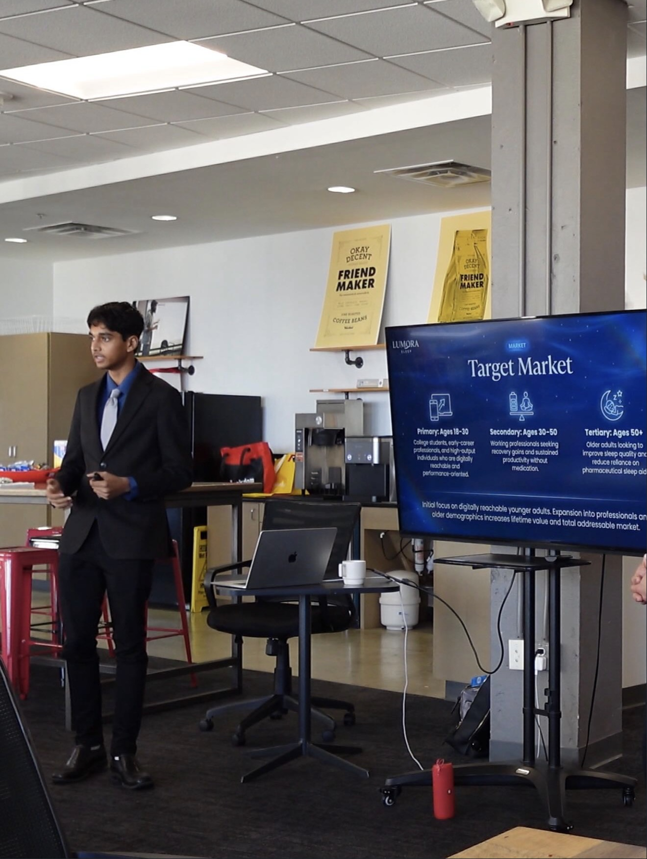 Rehan Raj pitching Lumora Sleep to Geekdom's CEO, mentors and fellow entrepreneurs